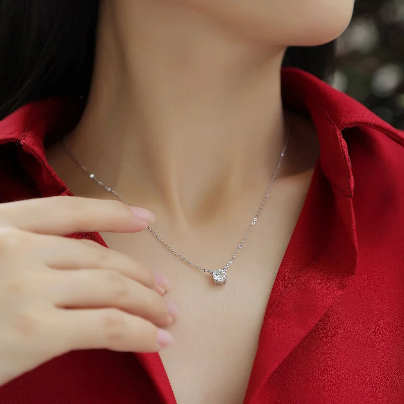 Luminous Solitaire Pendant – Premium Cut Edition